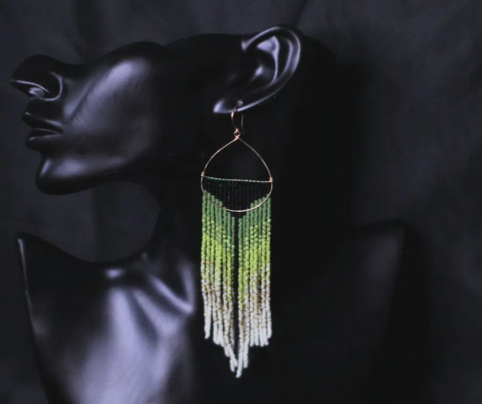 Boucles d’Oreilles Bohèmes – Franges en Perles Vert Dégradé