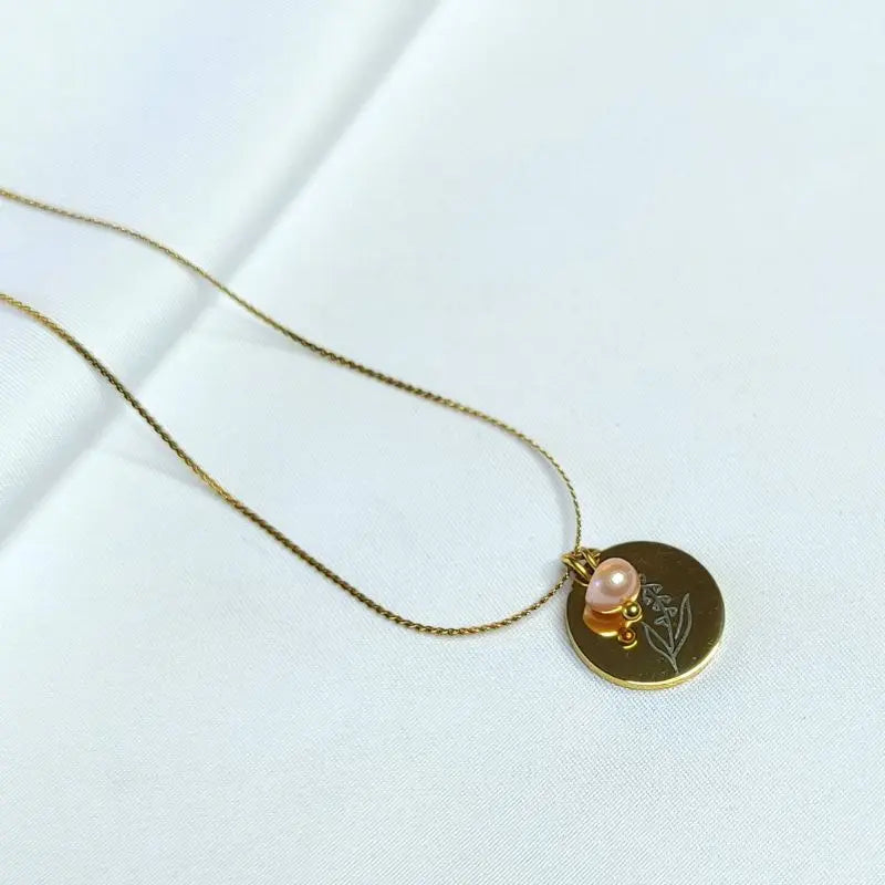 Collier fleur de naissance et perle d'eau douce