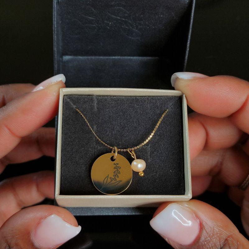Collier fleur de naissance et perle d'eau douce