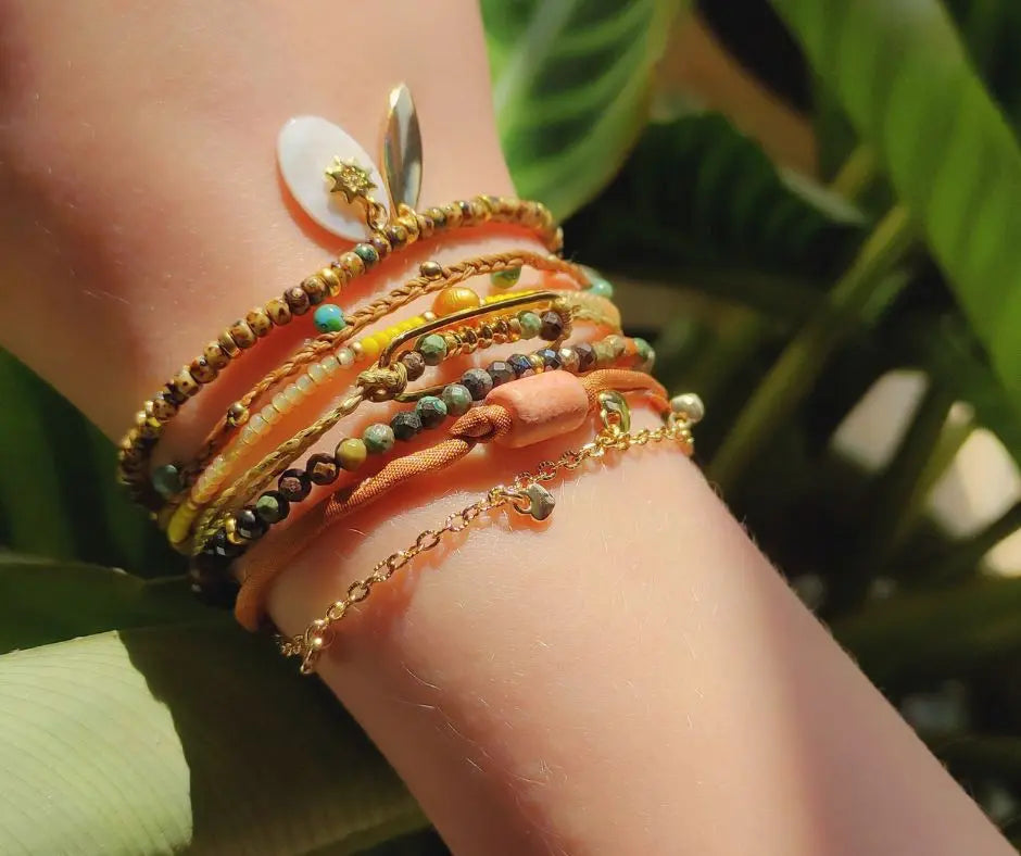 Manchette boho pierres de gemmes et rocailles