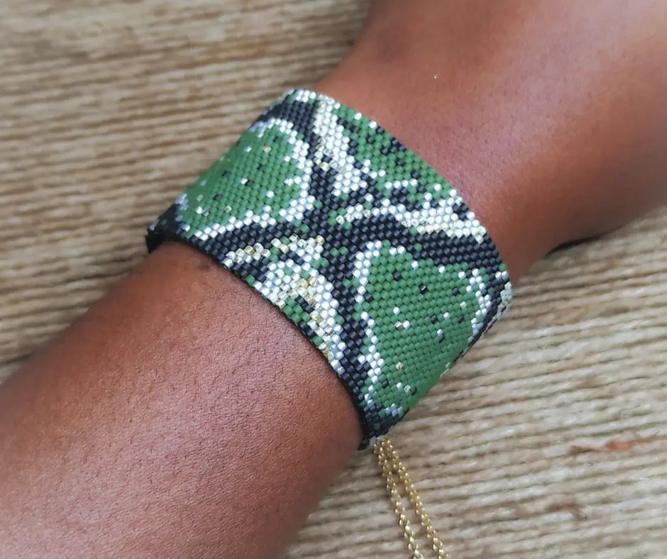 Manchette Boho Motif Python – Bracelet Tissé à la main