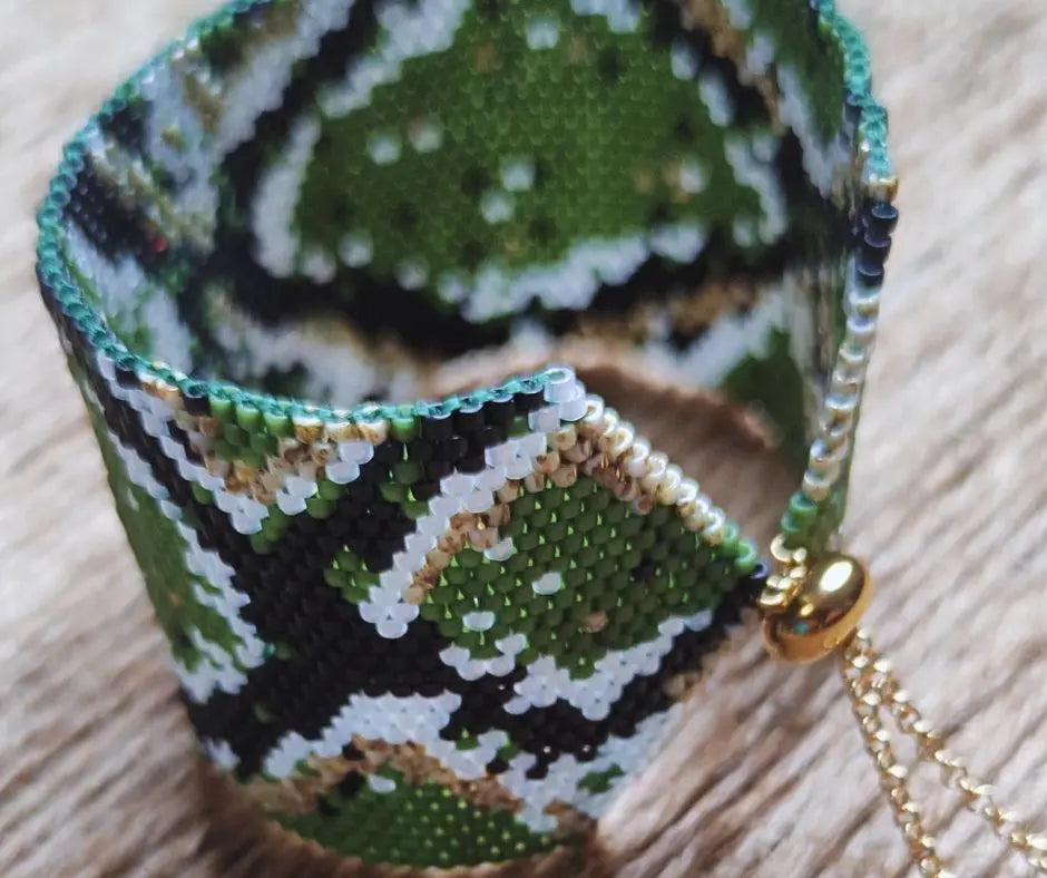 Manchette Boho Motif Python – Bracelet Tissé à la main