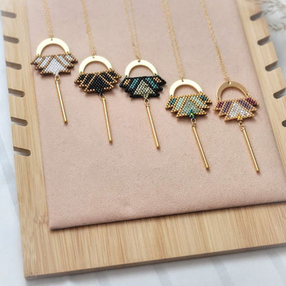 Sautoir Lotus Bohème – Pendentif Tissé en Perles Miyuki & Barre Dorée