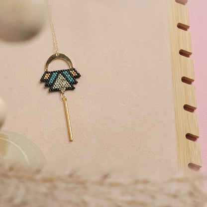 Sautoir Lotus Bohème – Pendentif Tissé en Perles Miyuki & Barre Dorée