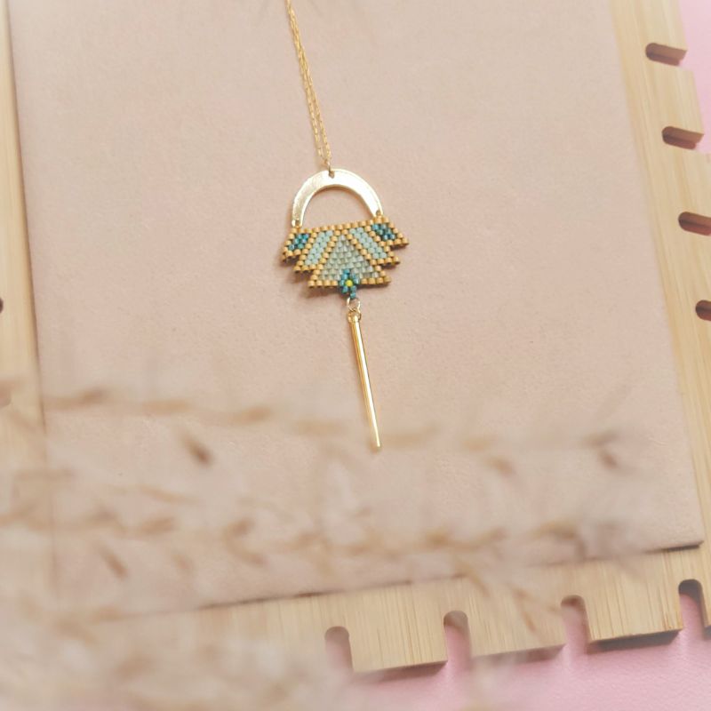 Sautoir Lotus Bohème – Pendentif Tissé en Perles Miyuki & Barre Dorée