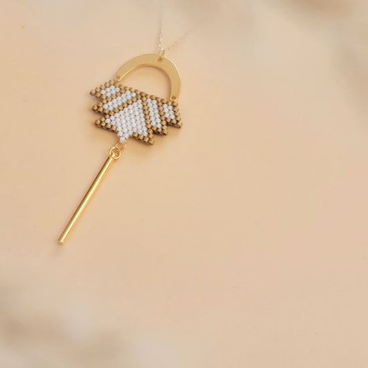 Sautoir Lotus Bohème – Pendentif Tissé en Perles Miyuki & Barre Dorée