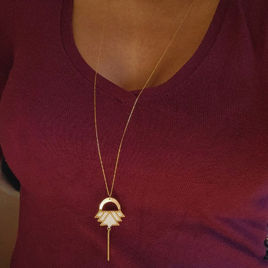 Sautoir Lotus Bohème – Pendentif Tissé en Perles Miyuki & Barre Dorée