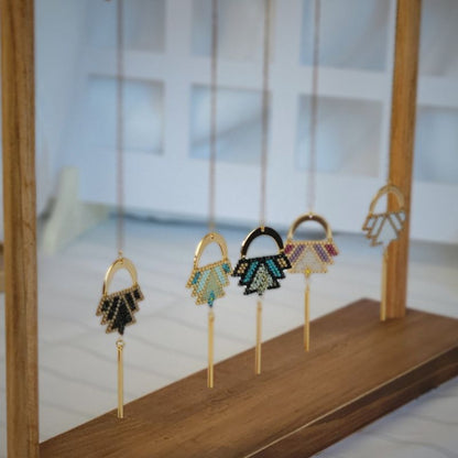 Sautoir Lotus Bohème – Pendentif Tissé en Perles Miyuki & Barre Dorée