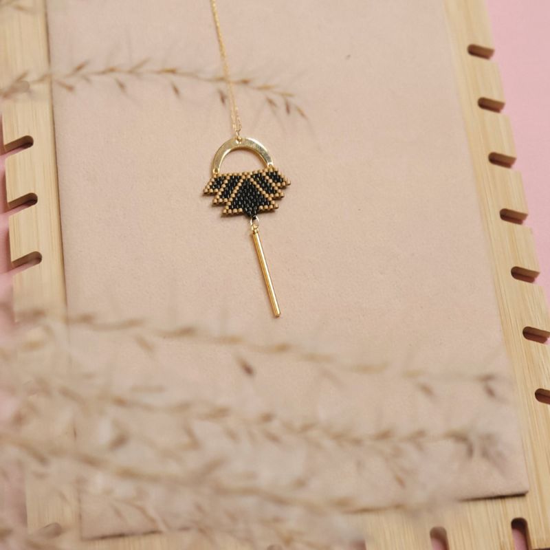 Sautoir Lotus Bohème – Pendentif Tissé en Perles Miyuki & Barre Dorée