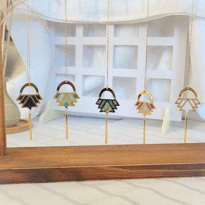 Sautoir Lotus Bohème – Pendentif Tissé en Perles Miyuki & Barre Dorée