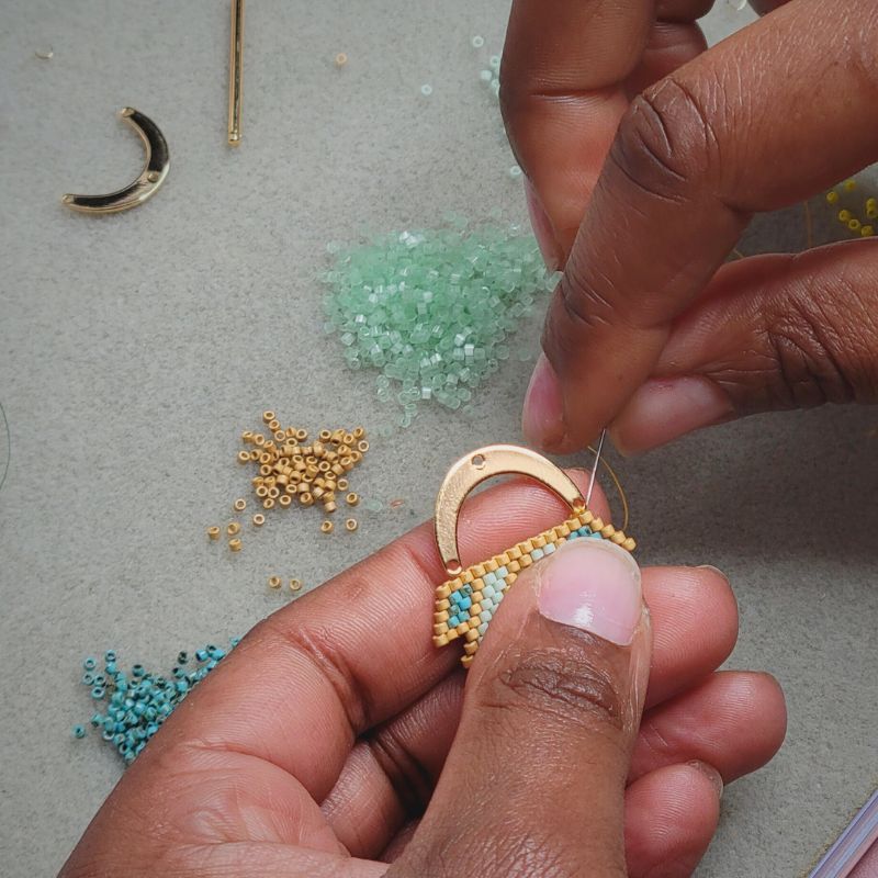 Sautoir Lotus Bohème – Pendentif Tissé en Perles Miyuki & Barre Dorée